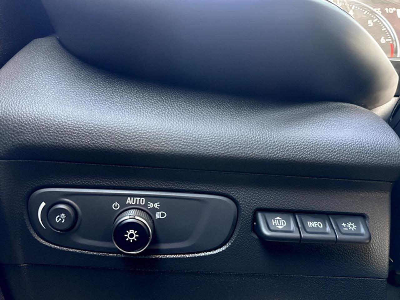 2021 Buick Envision Essence w/Tech Pkg I  *VERY LOW KMS* Photo