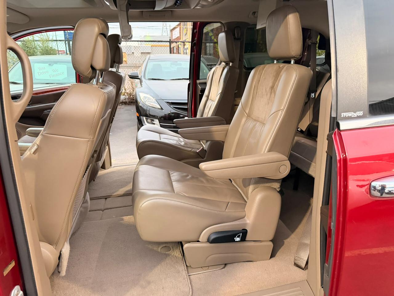 2014 Chrysler Town & Country Limited Photo