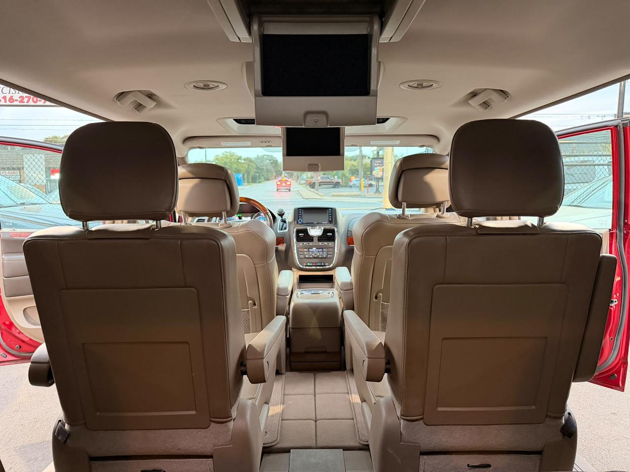 2014 Chrysler Town & Country Limited Photo