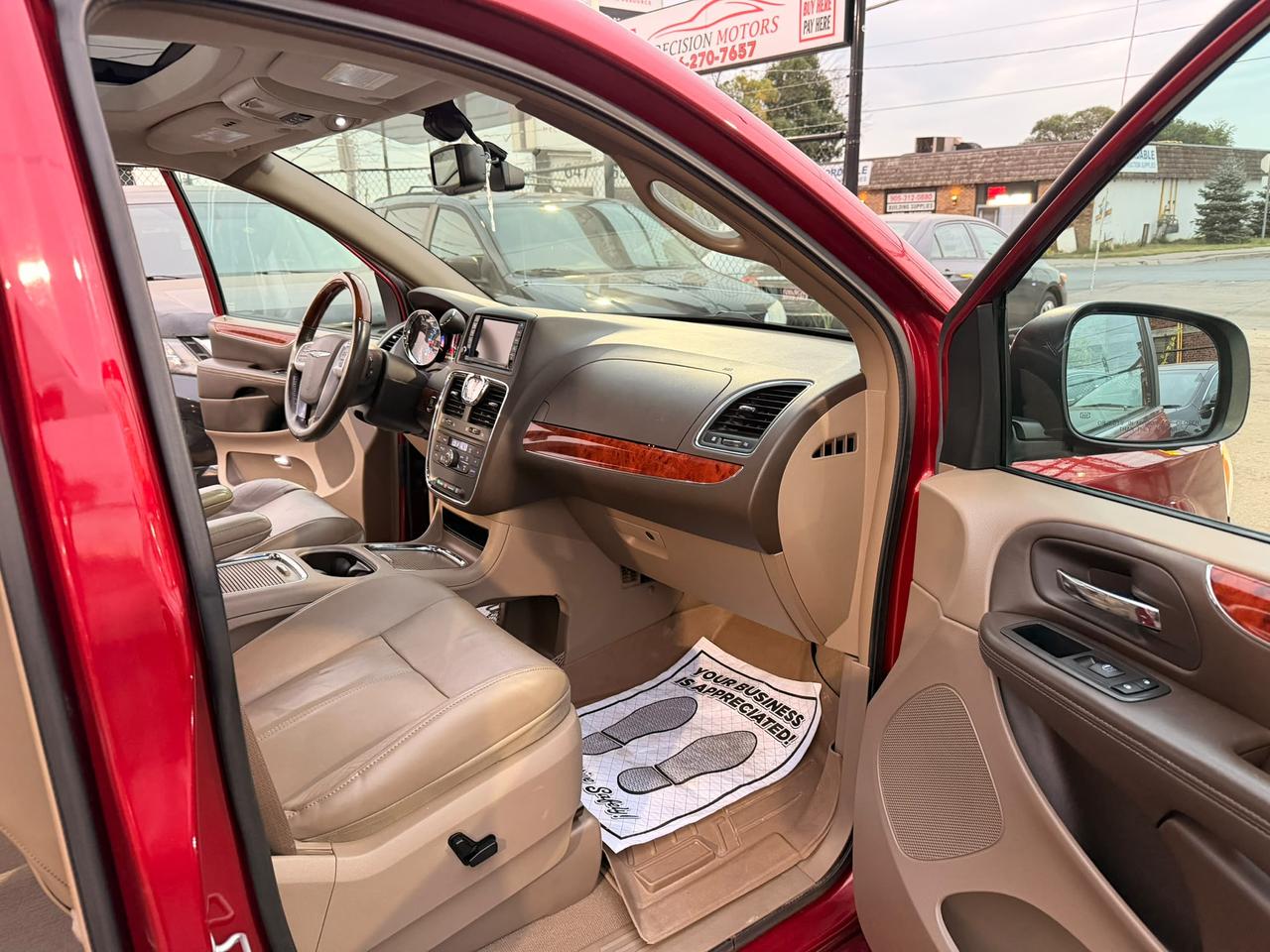 2014 Chrysler Town & Country Limited Photo