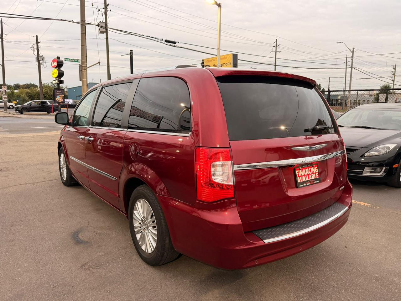 2014 Chrysler Town & Country Limited Photo