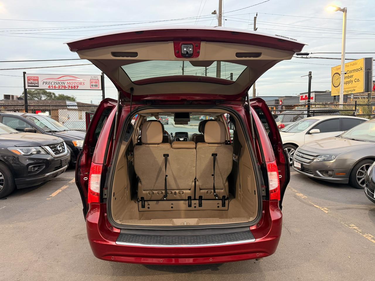 2014 Chrysler Town & Country Limited Photo