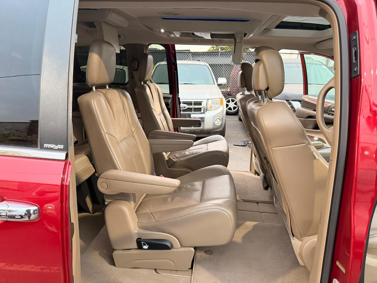 2014 Chrysler Town & Country Limited Photo