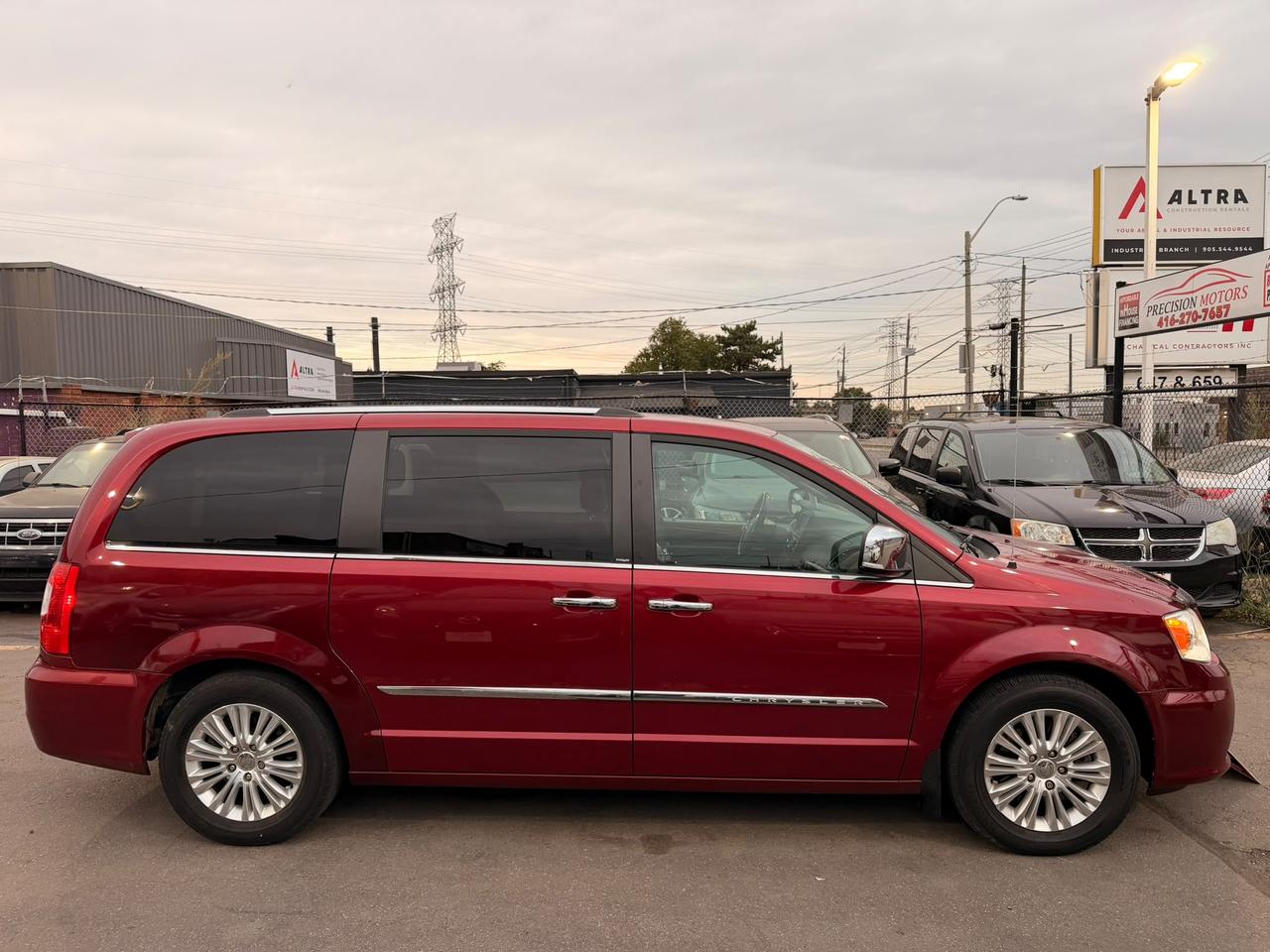 2014 Chrysler Town & Country Limited Photo2