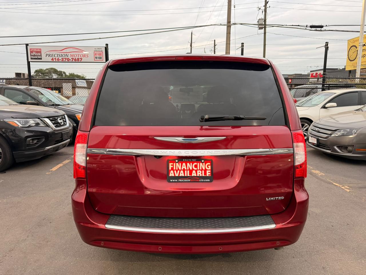 2014 Chrysler Town & Country Limited Photo