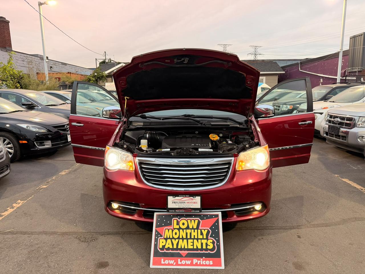 2014 Chrysler Town & Country Limited Photo