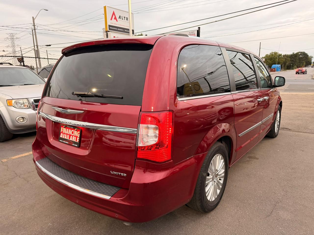 2014 Chrysler Town & Country Limited Photo3