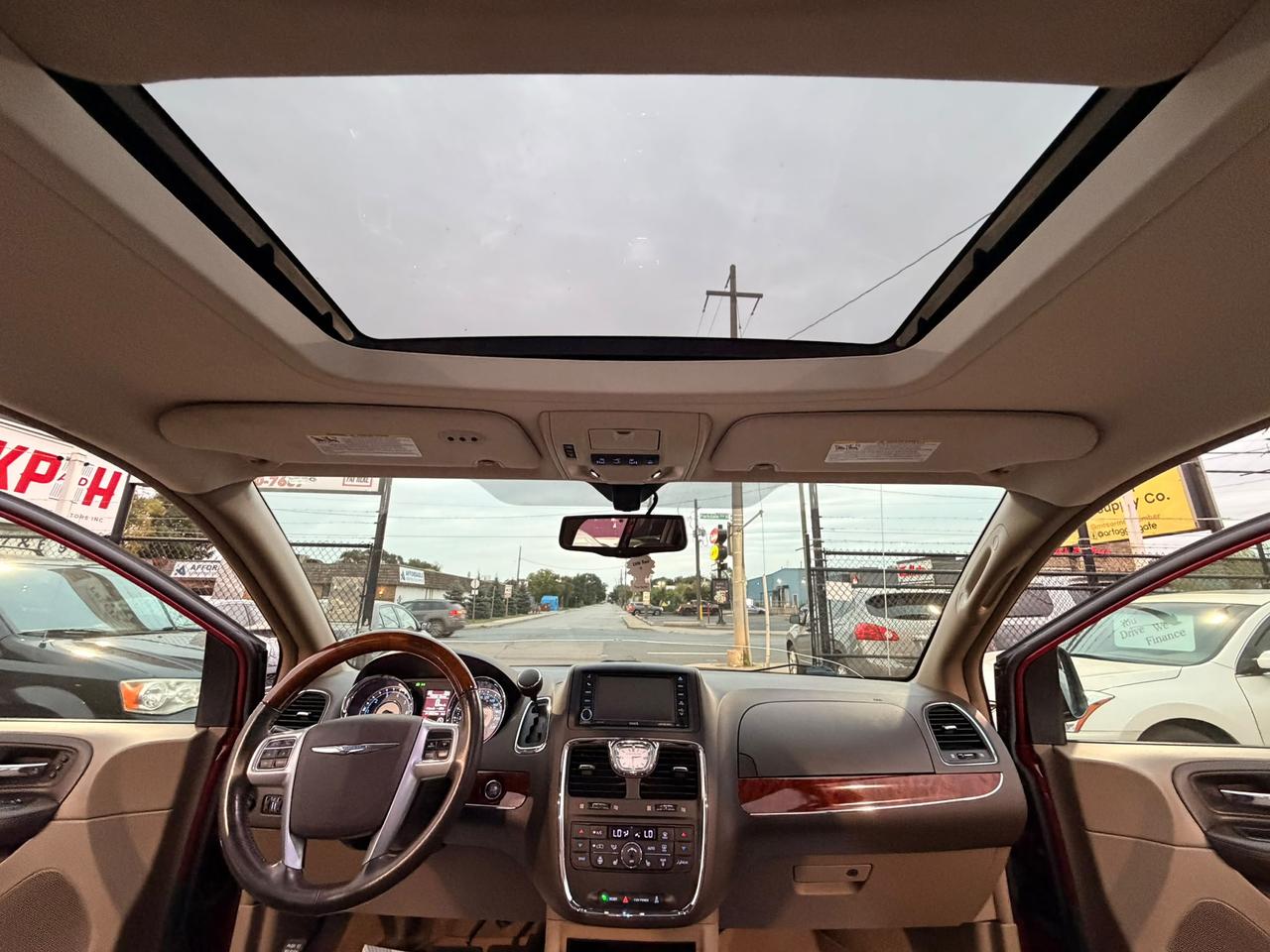 2014 Chrysler Town & Country Limited Photo