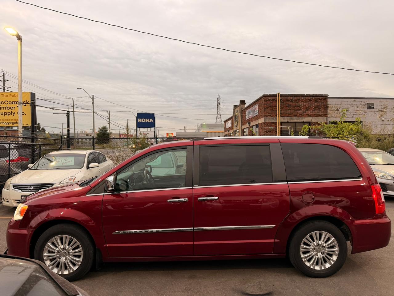 2014 Chrysler Town & Country Limited Photo