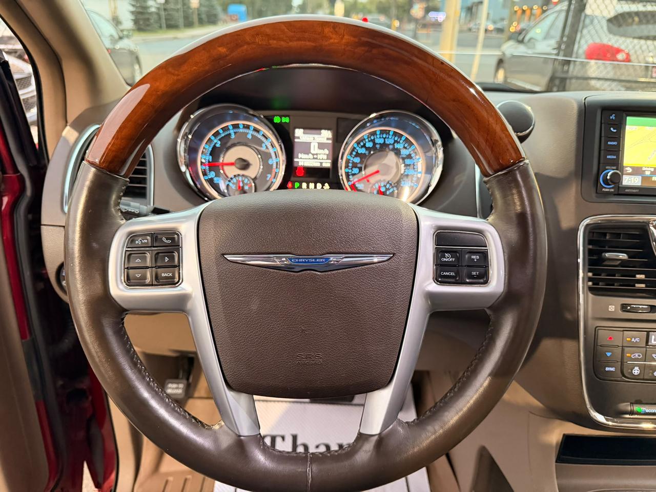 2014 Chrysler Town & Country Limited Photo