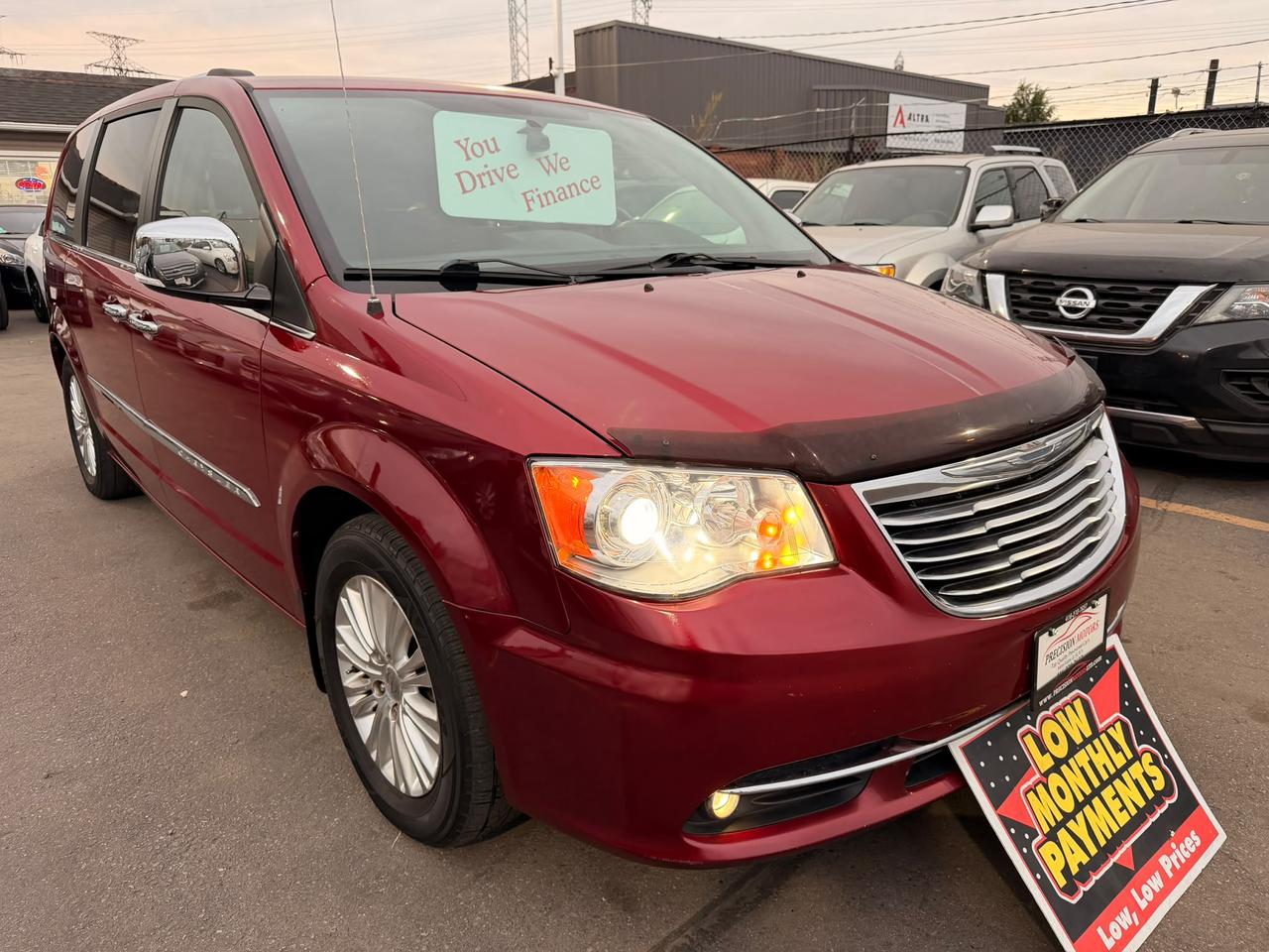 2014 Chrysler Town & Country Limited Photo