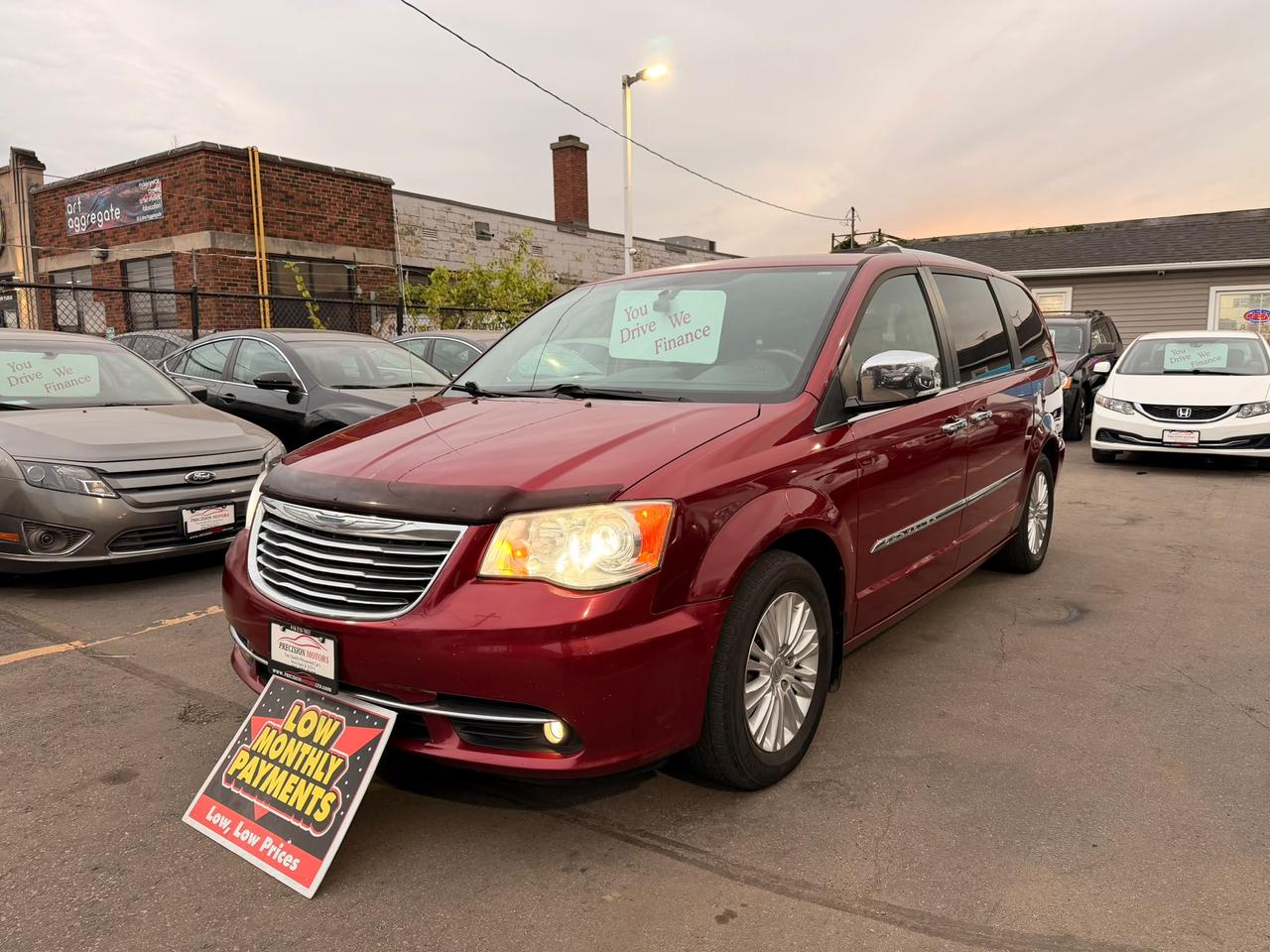 2014 Chrysler Town & Country Limited Photo