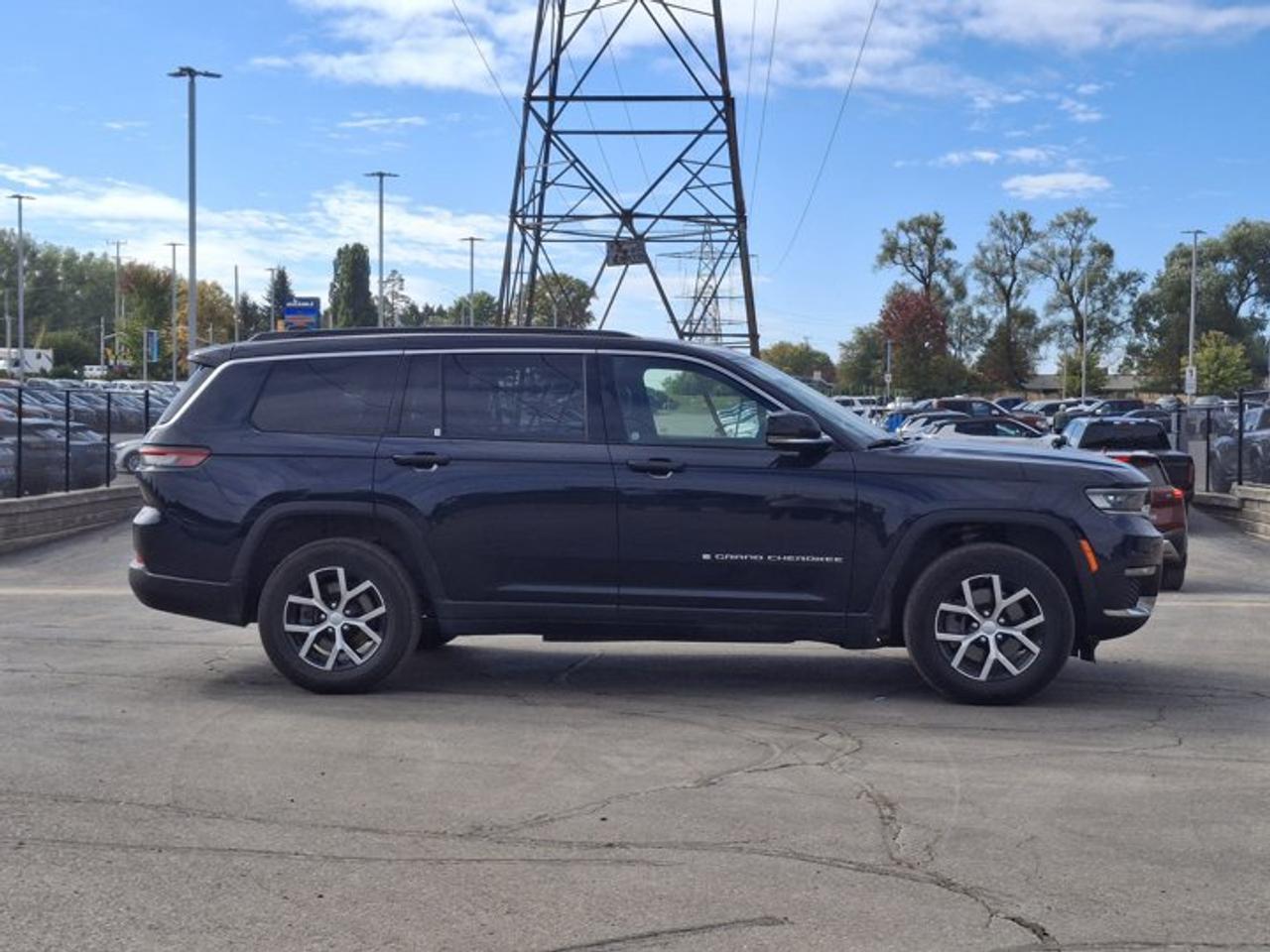 2024 Jeep Grand Cherokee L Limited 4x4 | Leather | Heated Seats + Steering | Power Liftgate | Remote Start | and More ! Photo