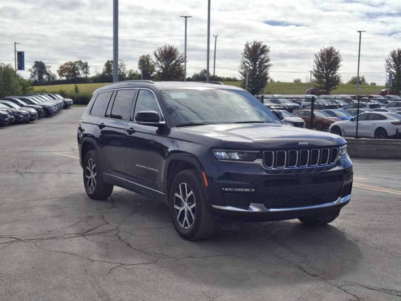 2024 Jeep Grand Cherokee L Limited 4x4 | Leather | Heated Seats + Steering | Power Liftgate | Remote Start | and More ! Photo