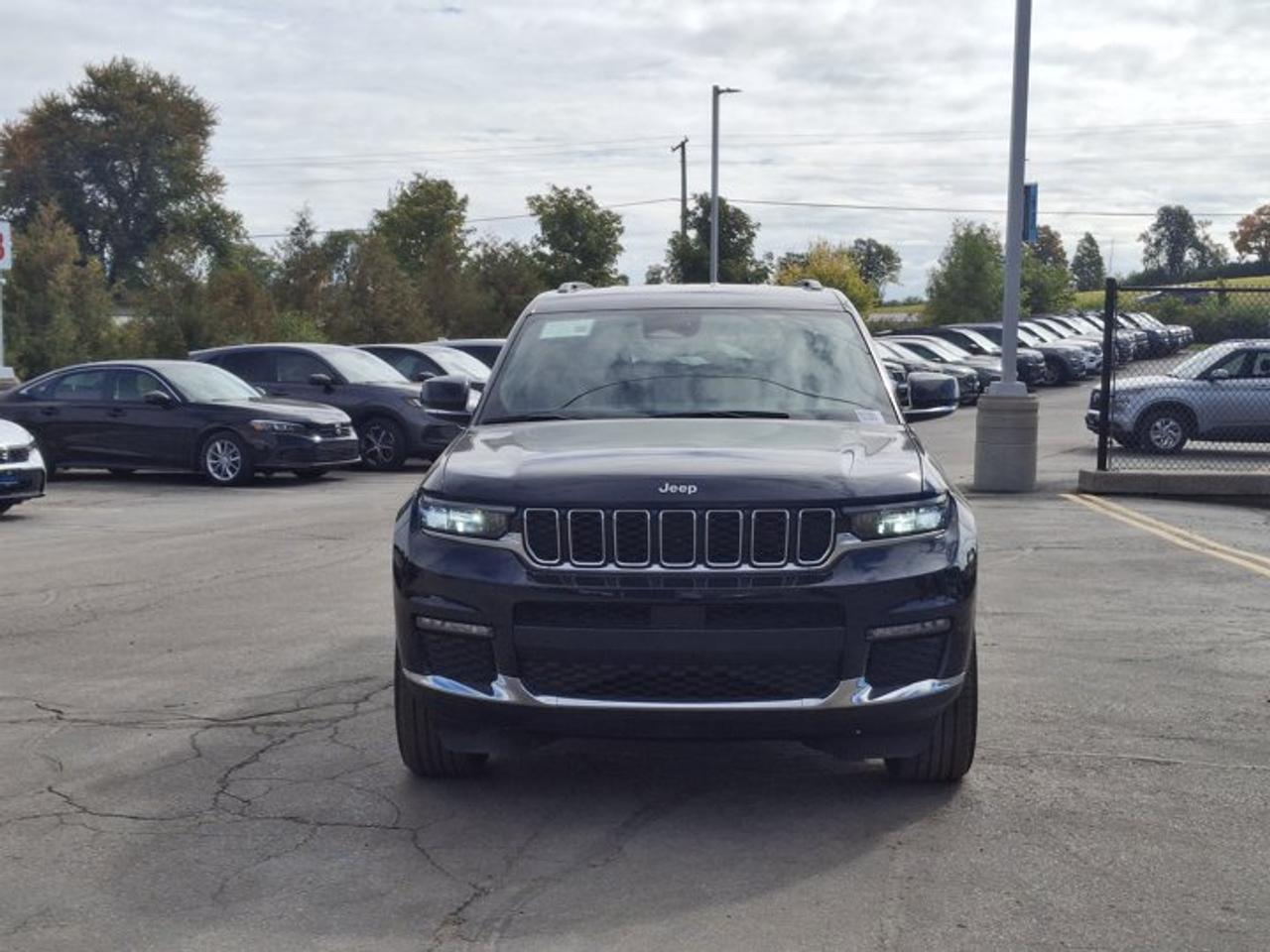 2024 Jeep Grand Cherokee L Limited 4x4 | Leather | Heated Seats + Steering | Power Liftgate | Remote Start | and More ! Photo
