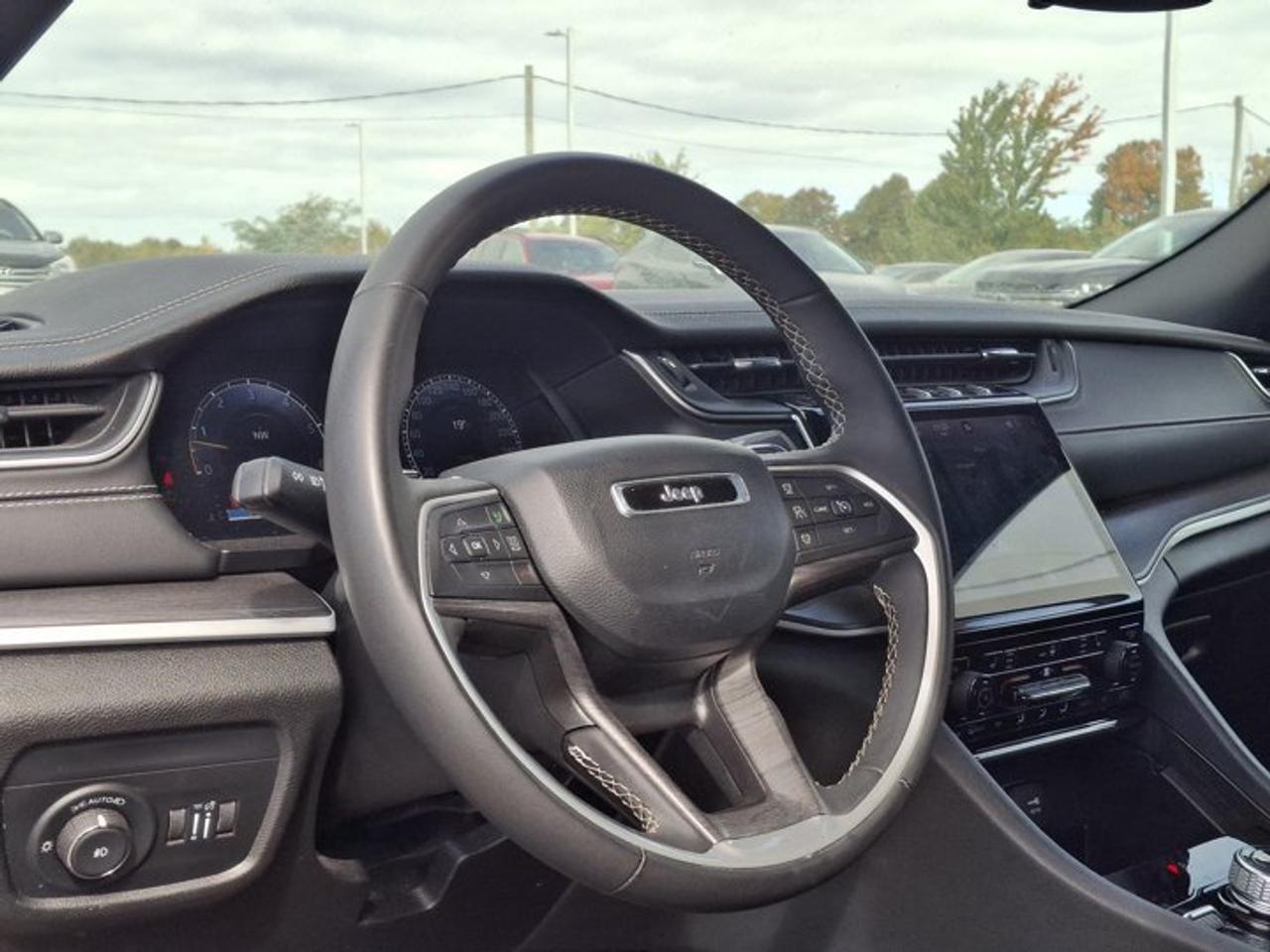 2024 Jeep Grand Cherokee L Limited 4x4 | Leather | Heated Seats + Steering | Power Liftgate | Remote Start | and More ! Photo