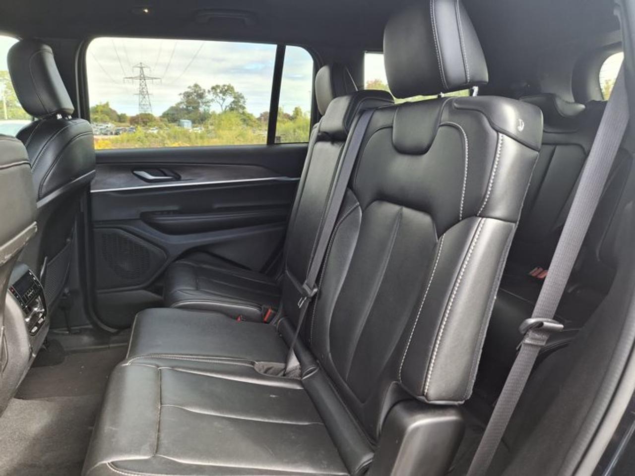 2024 Jeep Grand Cherokee L Limited 4x4 | Leather | Heated Seats + Steering | Power Liftgate | Remote Start | and More ! Photo