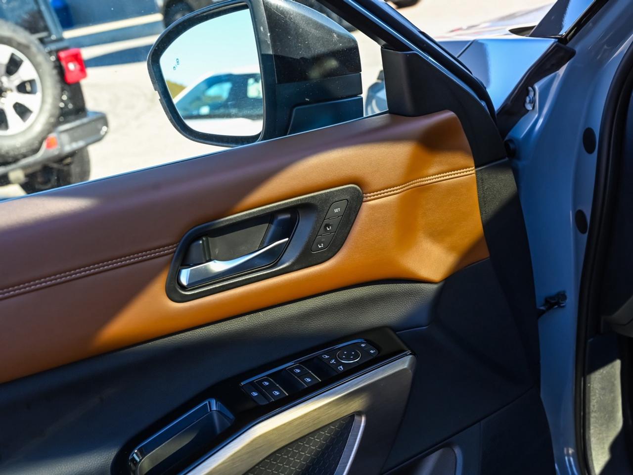 2022 Nissan Pathfinder Platinum Photo