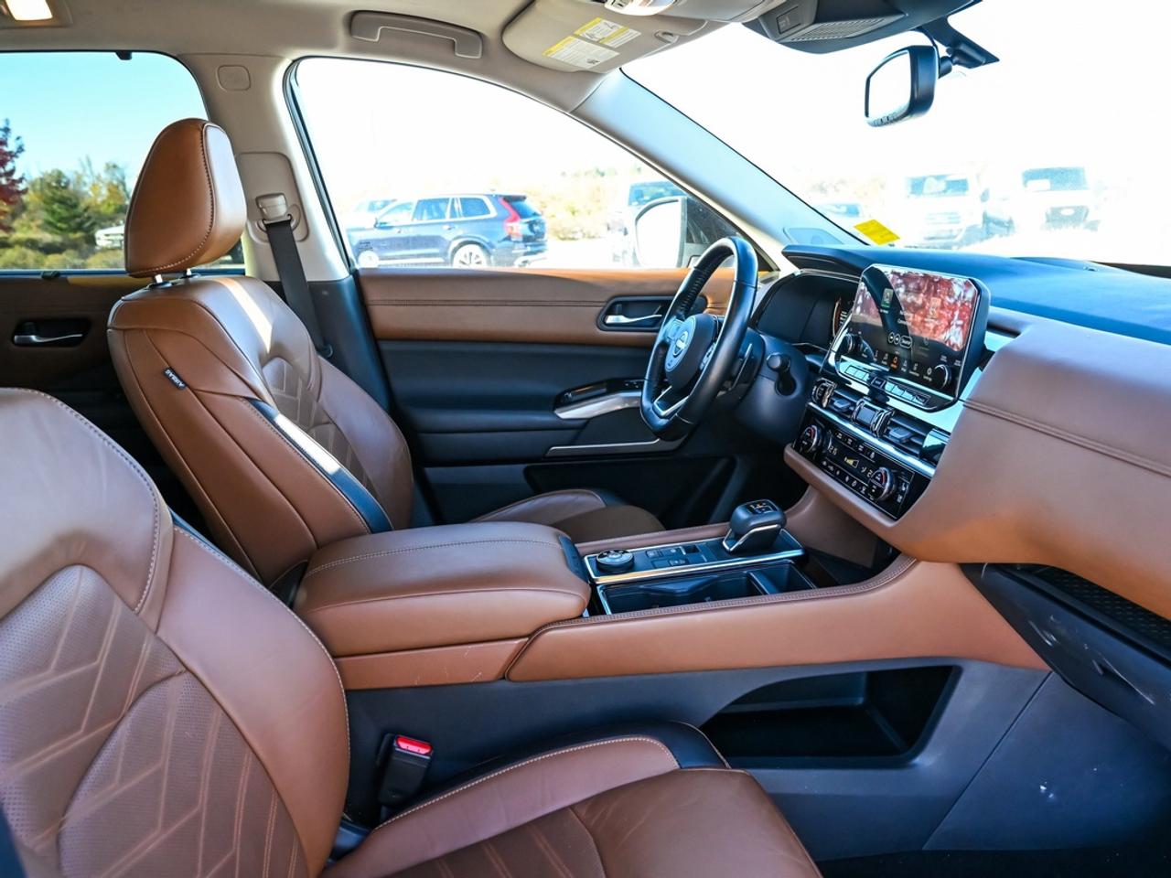 2022 Nissan Pathfinder Platinum Photo