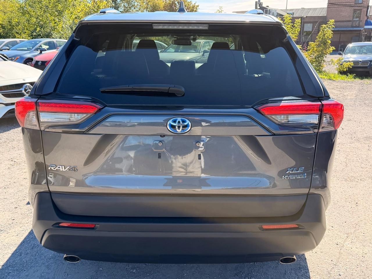 2023 Toyota RAV4 Hybrid XLE Photo