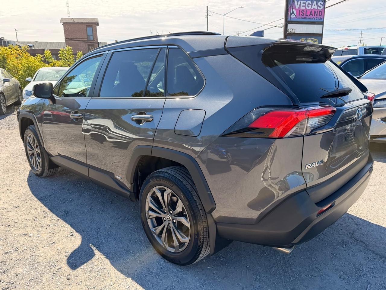 2023 Toyota RAV4 Hybrid XLE Photo3