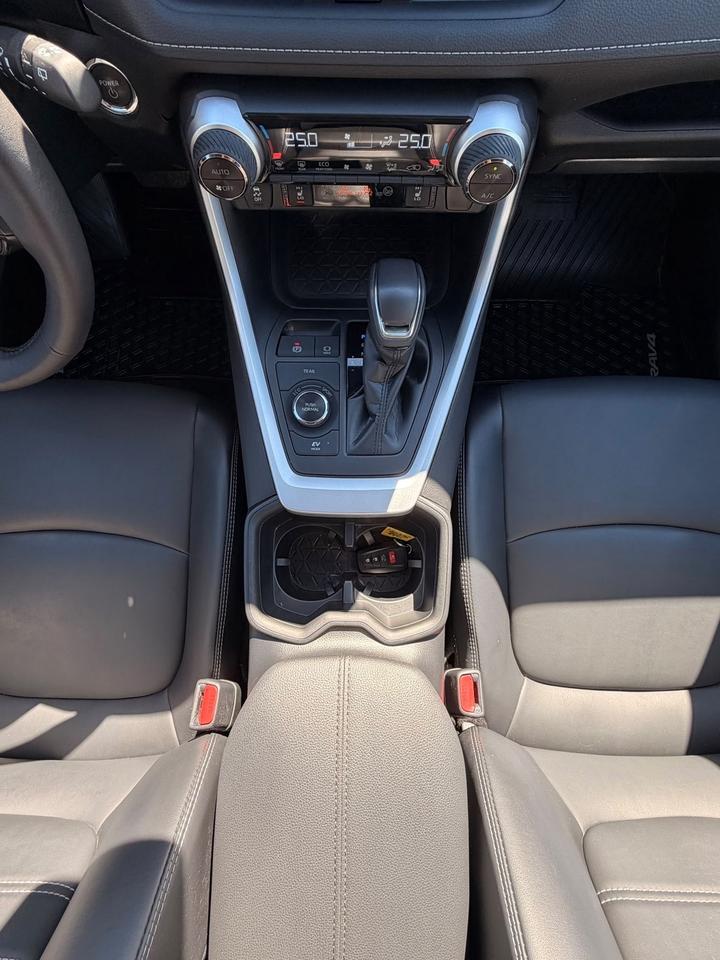 2023 Toyota RAV4 Hybrid XLE Photo