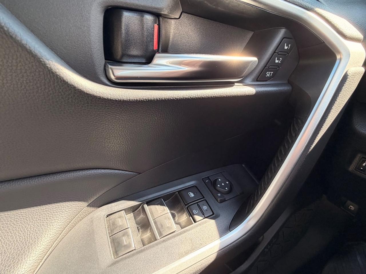 2023 Toyota RAV4 Hybrid XLE Photo