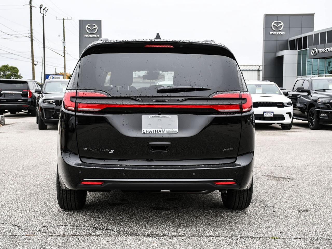 2027 Chrysler Pacifica Select AWD Photo