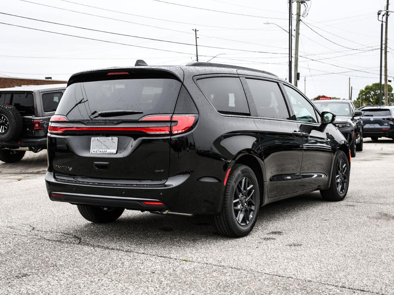 2027 Chrysler Pacifica Select AWD Photo