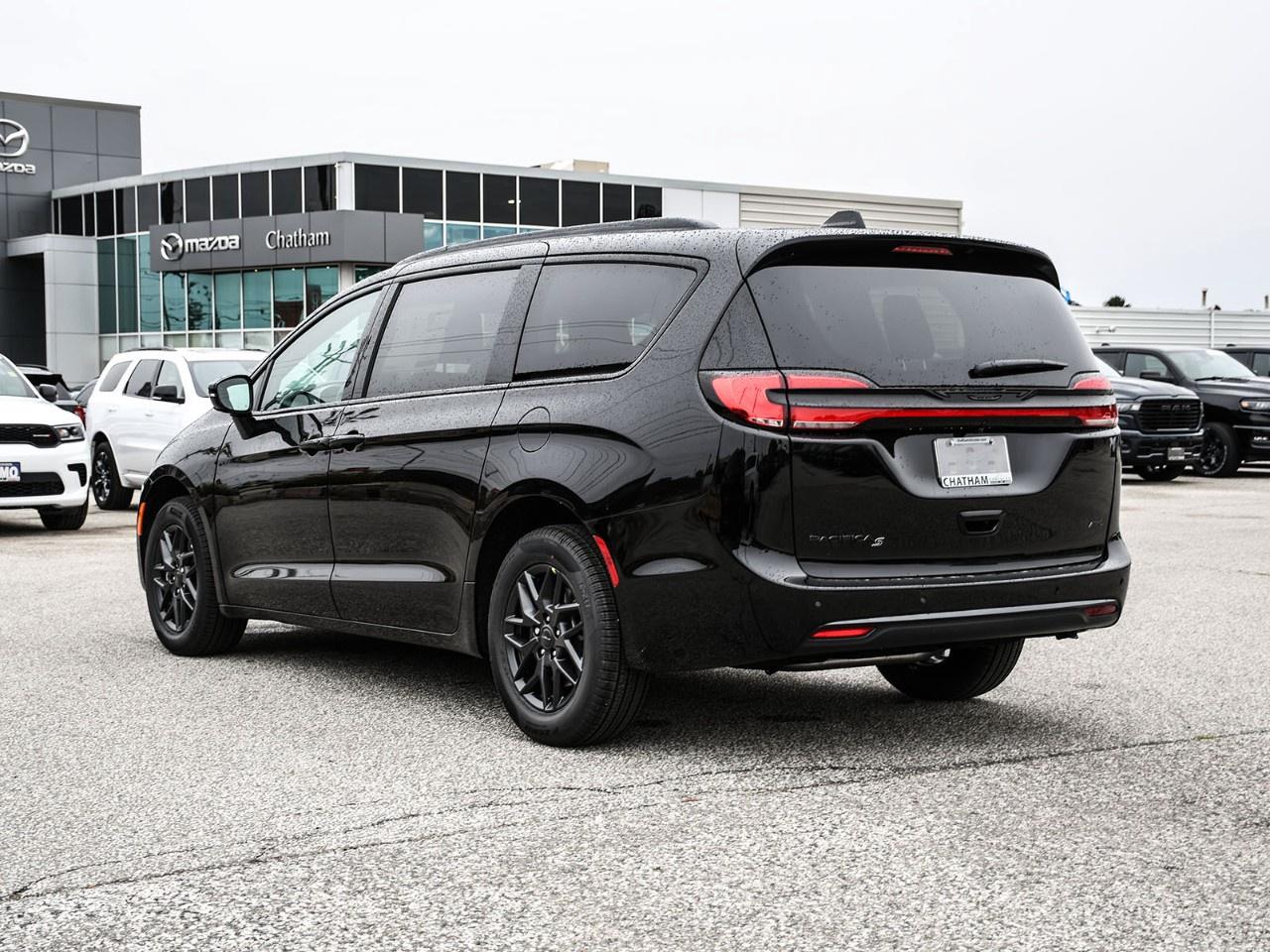 2027 Chrysler Pacifica Select AWD Photo5