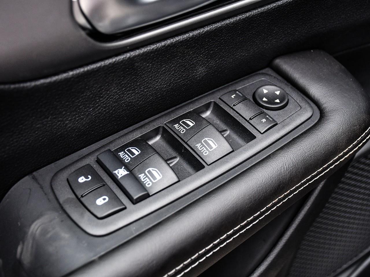 2027 Chrysler Pacifica Select AWD Photo