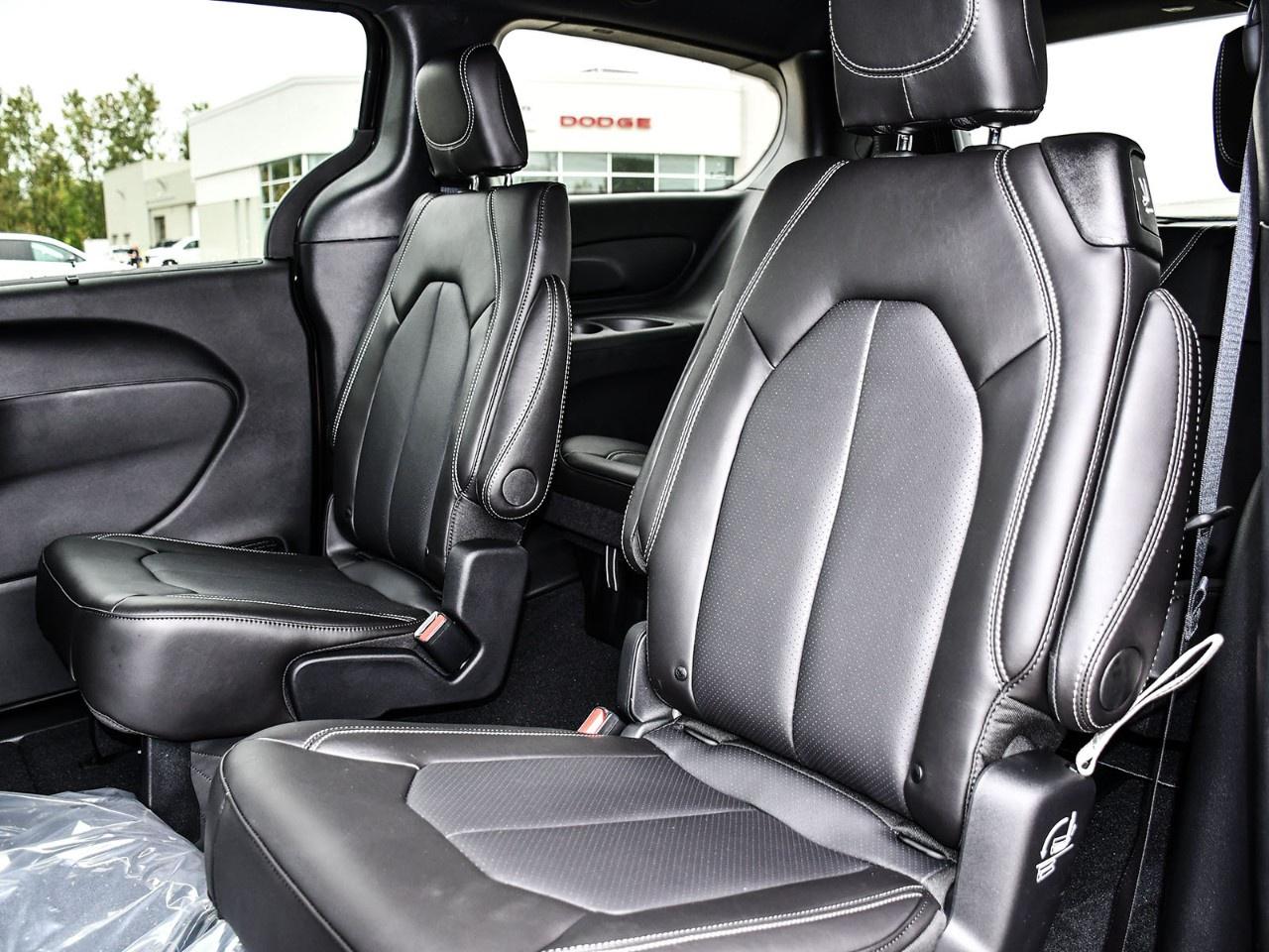 2027 Chrysler Pacifica Select AWD Photo