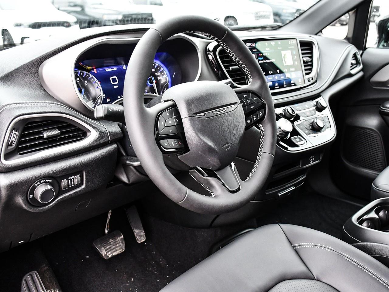 2027 Chrysler Pacifica Select AWD Photo