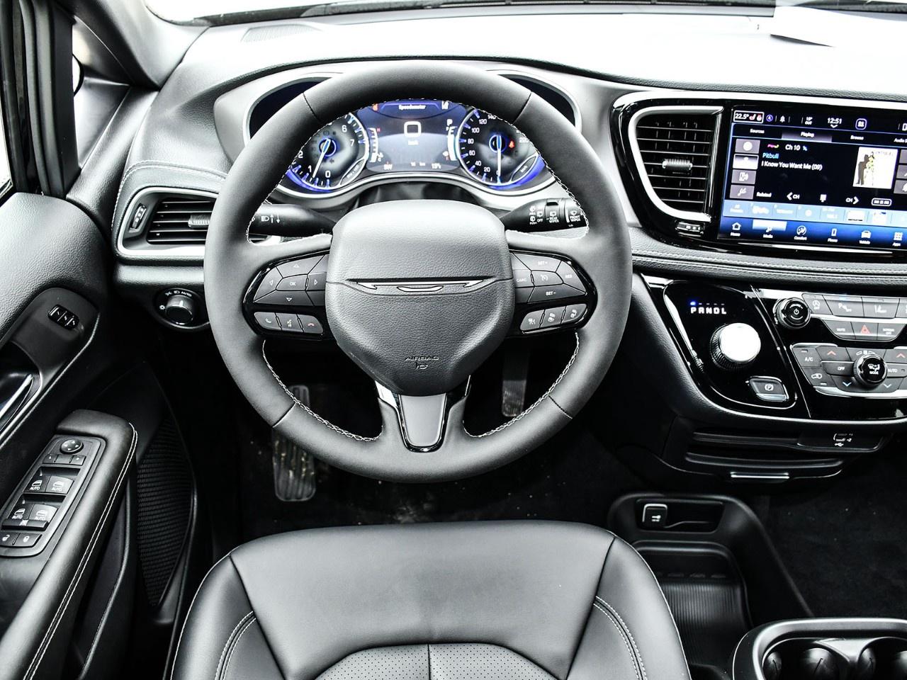2027 Chrysler Pacifica Select AWD Photo