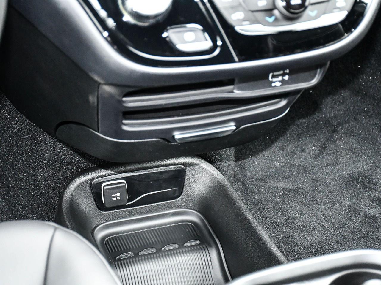 2027 Chrysler Pacifica Select AWD Photo