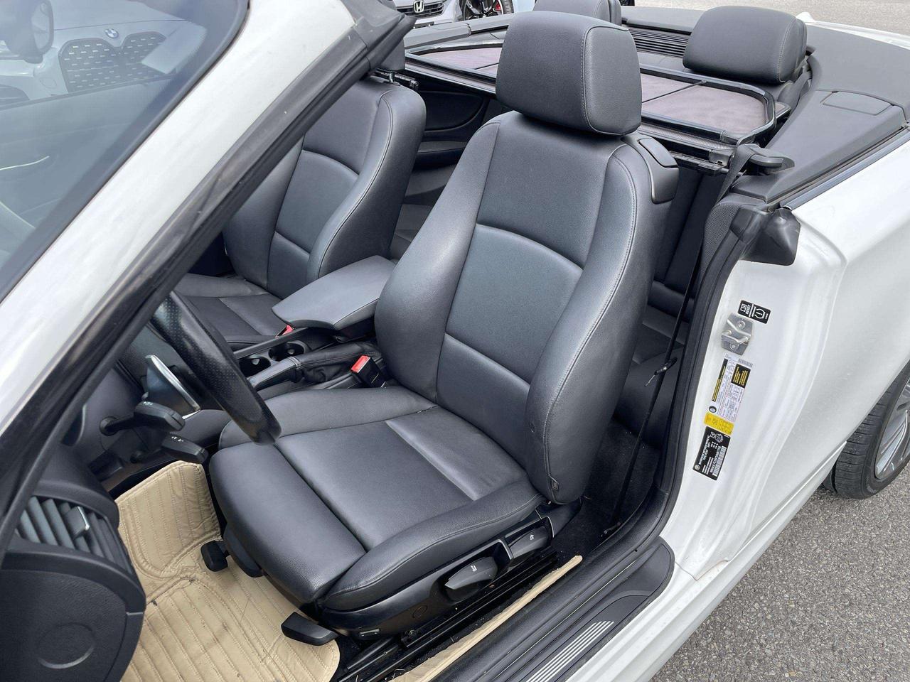 2012 BMW 1 Series i M SPORTS PKG, HTD. SEATS, SPORT SEATS, M SPORTS SUSPENSION Photo