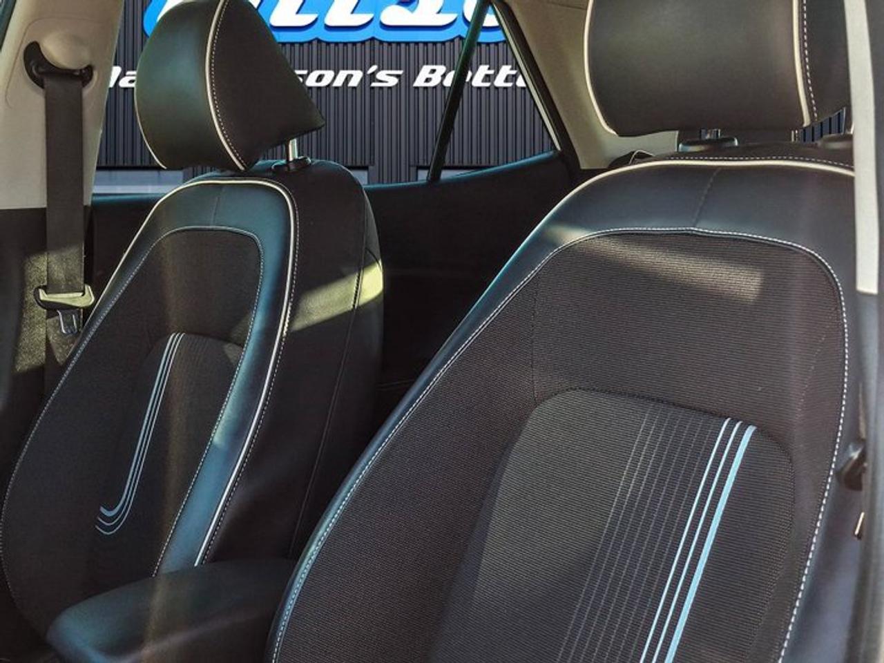 2020 Hyundai Venue Ultimate | Two Tone | Sunroof | Navi | Heated Seats + Steering | CarPlay + Android Auto | and More ! Photo