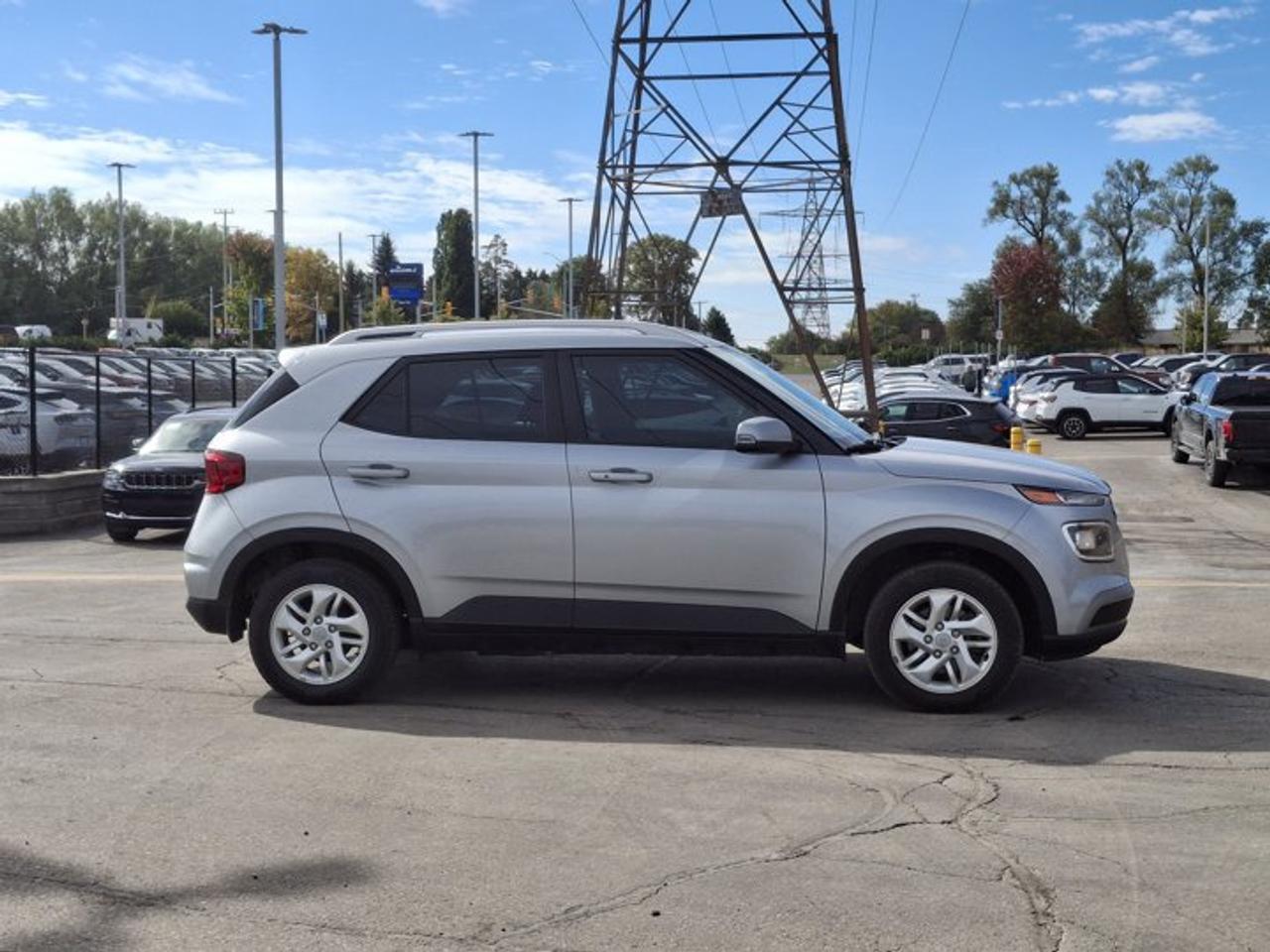 2022 Hyundai Venue Preferred | Heated Wheel + Seats | CarPlay + Android | Rear Camera | and More ! Photo