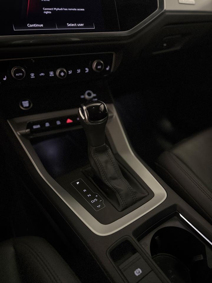 2022 Audi Q3 KOMFORT | CARPLAY | PANOROOF | LEATHER Photo