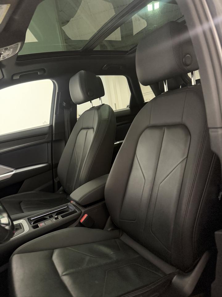 2022 Audi Q3 KOMFORT | CARPLAY | PANOROOF | LEATHER Photo