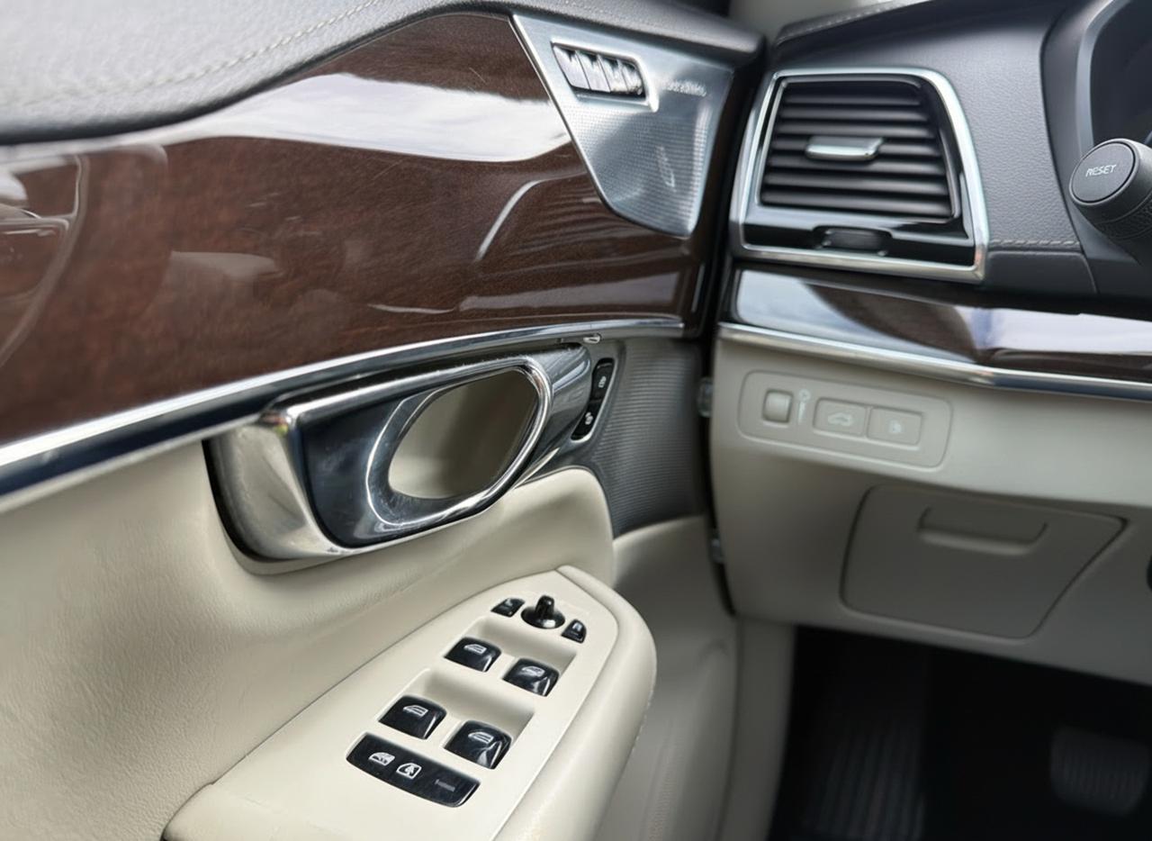 2019 Volvo XC90 T8 eAWD Plug-In Hybrid Inscription Photo