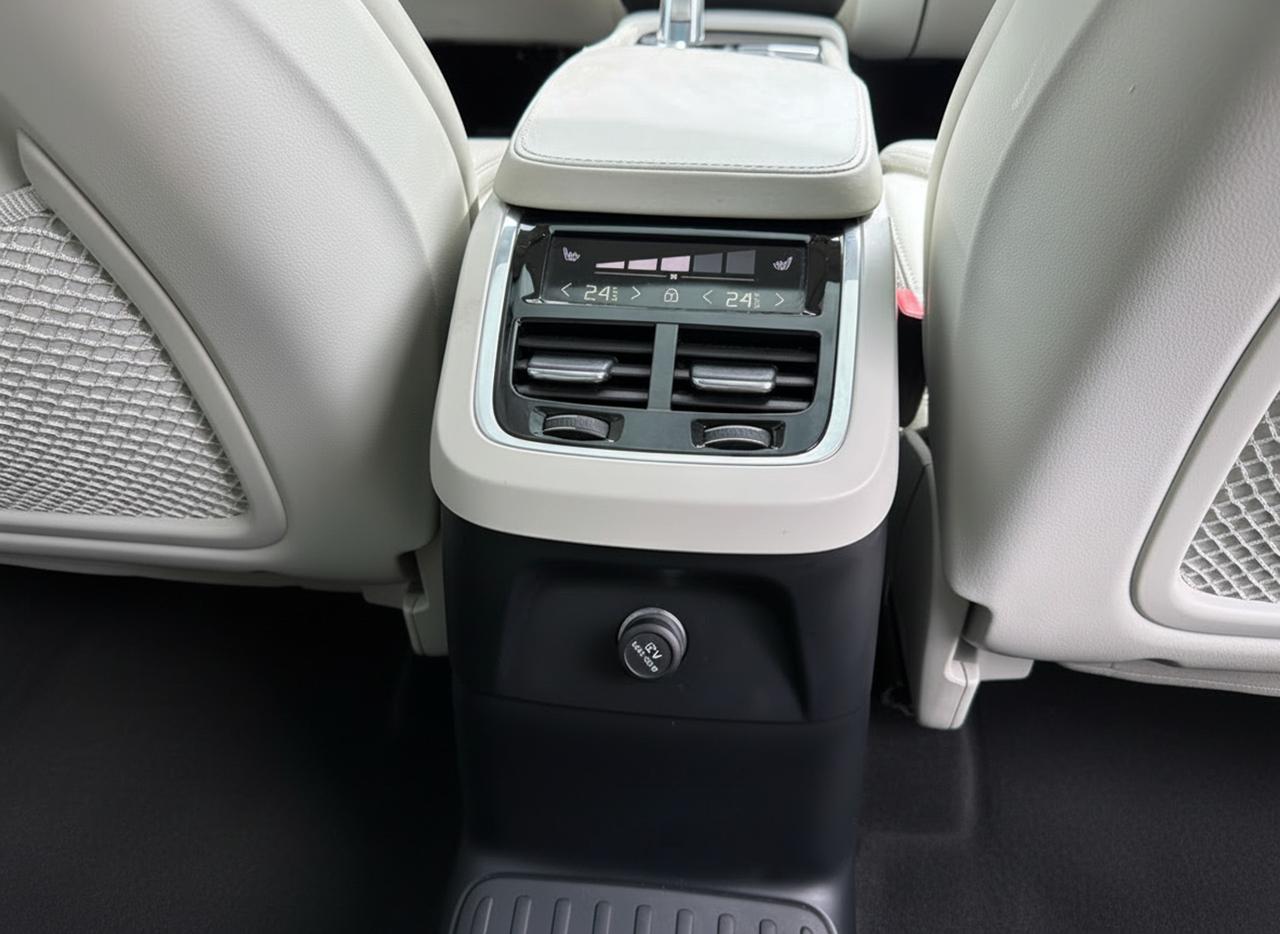 2019 Volvo XC90 T8 eAWD Plug-In Hybrid Inscription Photo