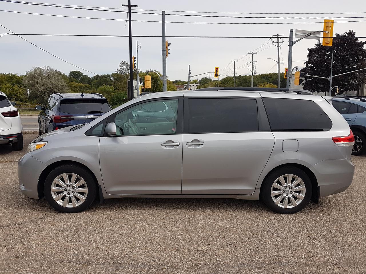 2011 Toyota Sienna XLE *LEATHER-SUNROOF*