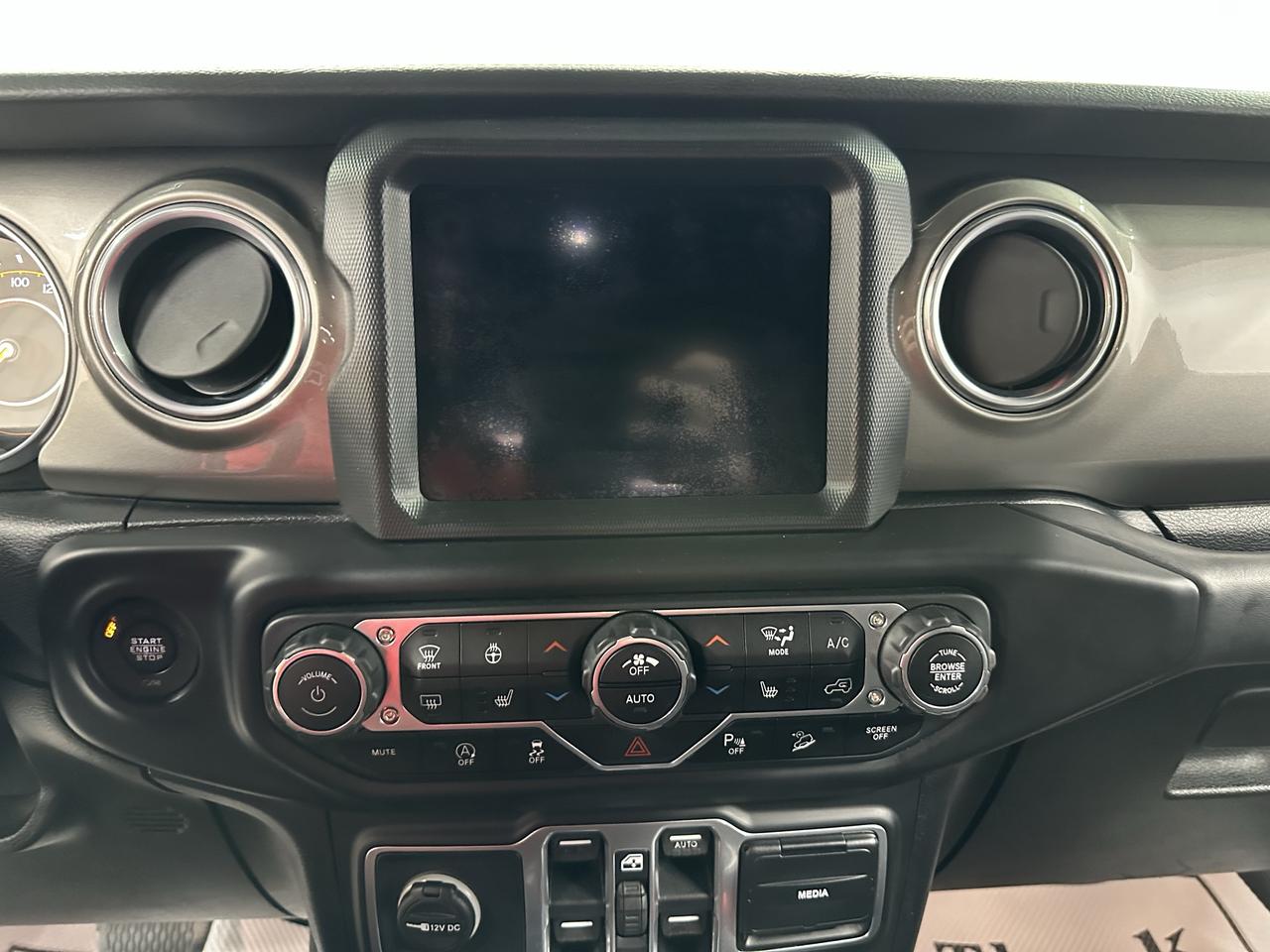 2018 Jeep Wrangler SAHARA 4X4 Photo28