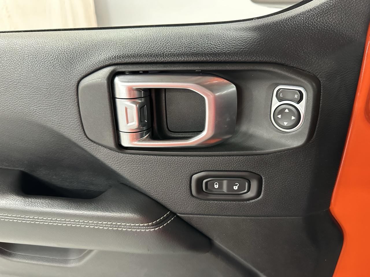 2018 Jeep Wrangler SAHARA 4X4 Photo17