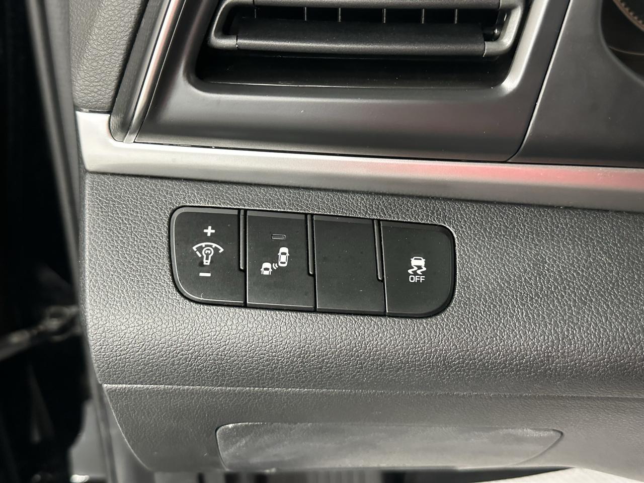 2020 Hyundai Elantra Preferred Photo32