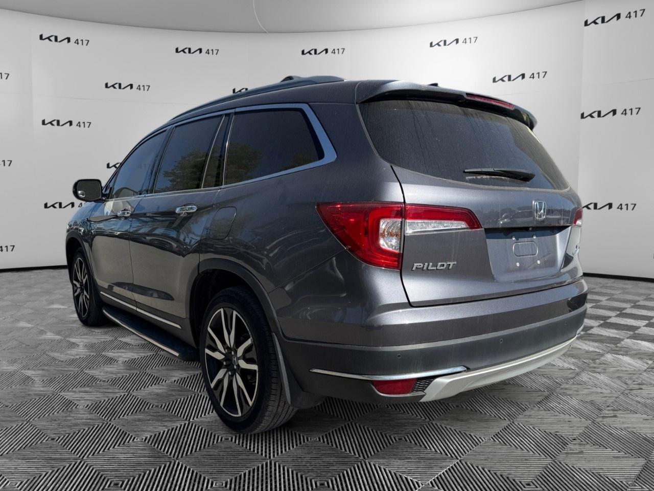 2022 Honda Pilot Touring 7-Passenger AWD Photo2