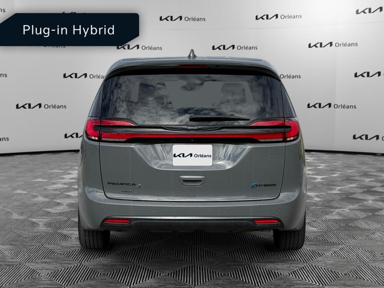 2022 Chrysler Pacifica Hybrid Limited 2WD Photo3