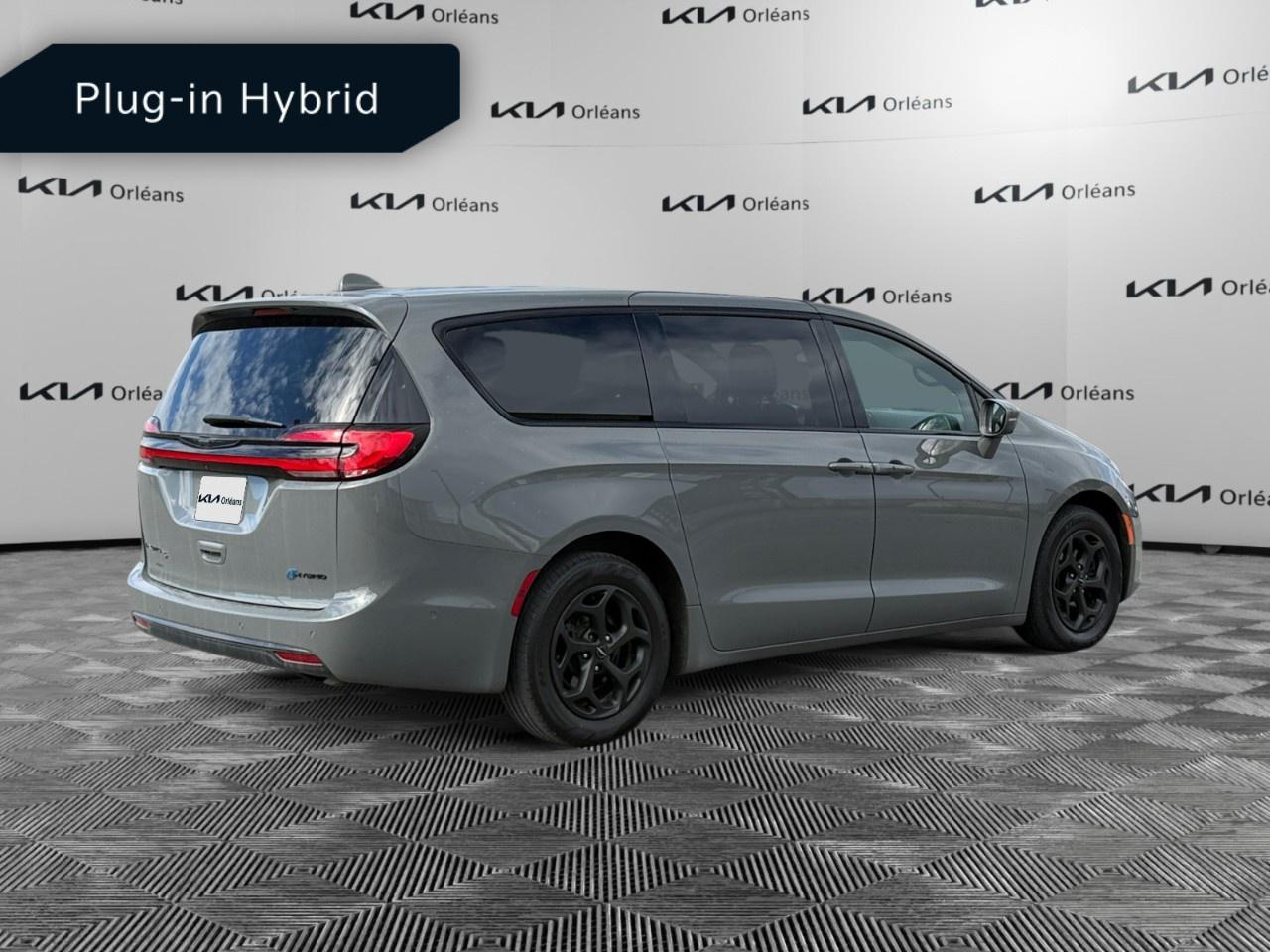 2022 Chrysler Pacifica Hybrid Limited 2WD Photo