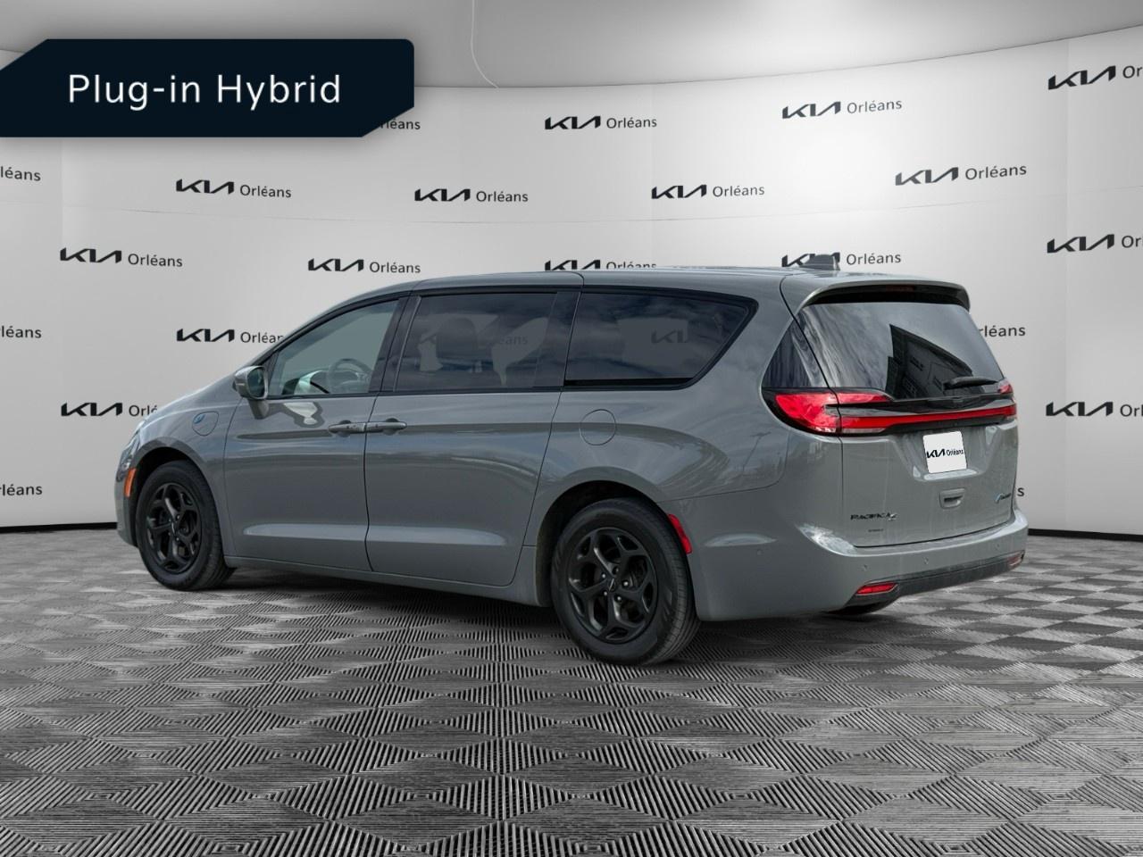 2022 Chrysler Pacifica Hybrid Limited 2WD Photo